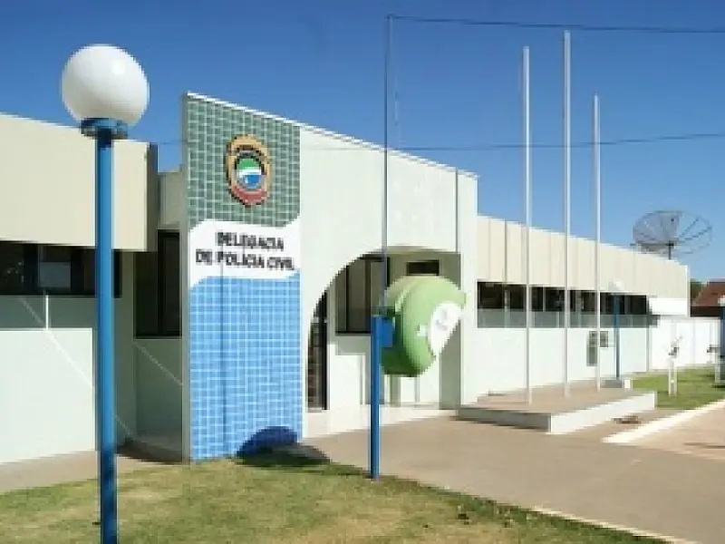 Detentos serram grade, escalam muro e fogem de delegacia de Caarapó