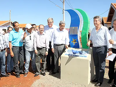 Presidente da Sanesul entrega redes de água e de esgoto em Dourados