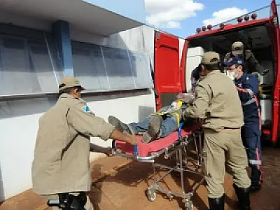 Telhado quebra e homem cai de altura de 5 metros