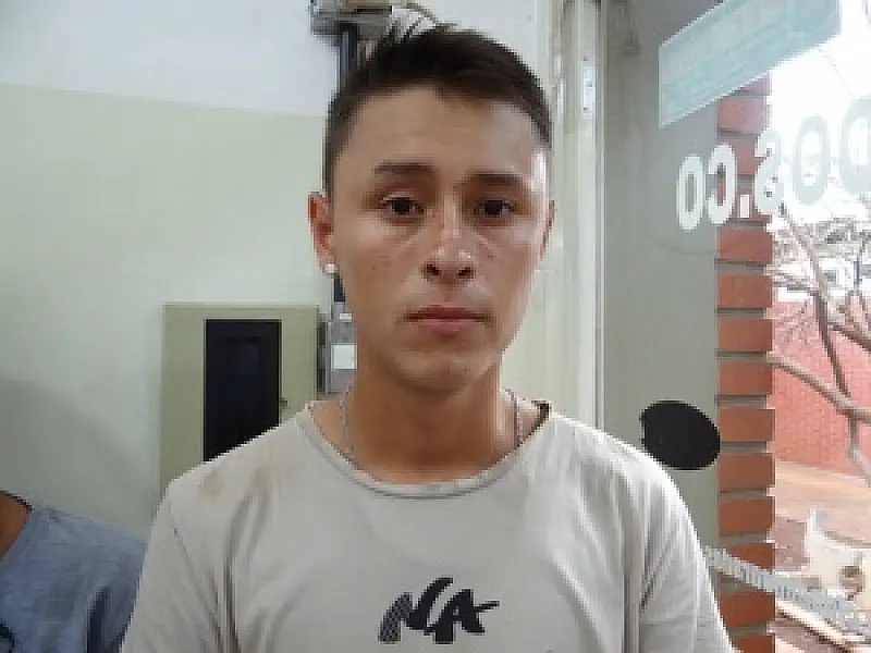 Jovem é preso vendendo droga perto de escola