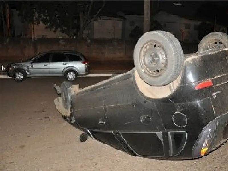 Colisão acaba em capotamento na Av. Ernesto Geisel