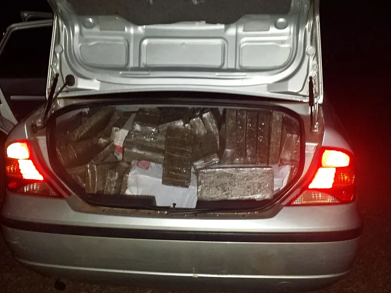 PMR apreende mais de 400 kg de maconha em carro roubado
