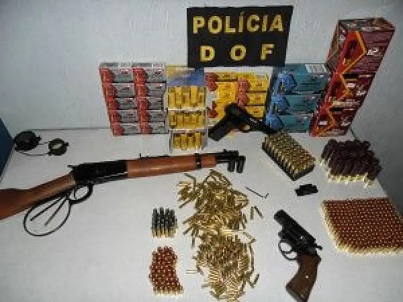 Armas e munições são apreendidas em veículo de MT