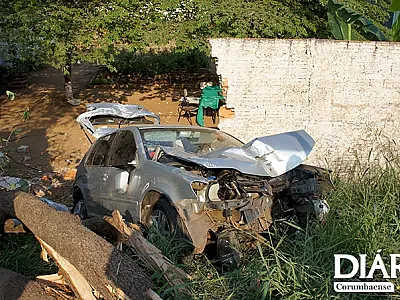 Condutor sem CNH destrói muro de escola em Corumbá