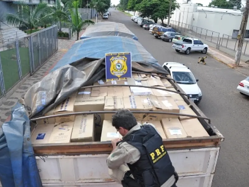 Embriagado, contrabandista de cigarros é preso após oferecer propina a policiais
