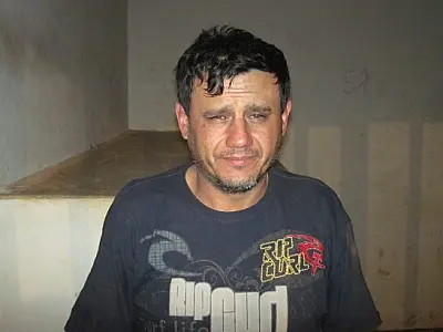 Polícia prende acusado por crime de pistolagem e divulga foto de foragido