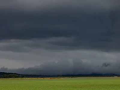 Previsão do Tempo: Aproximação de frente fria trará chuvas e queda na temperatura no sul do Estado
