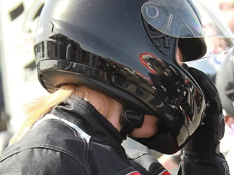 Lei proíbe uso de capacete ou algo que oculte a face em locais abertos ao público