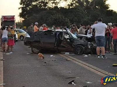 Mãe e filha ficam feridas após carro capotar na BR-060