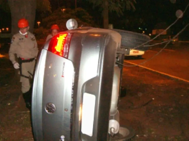 Carro capota com quatro jovens na capital
