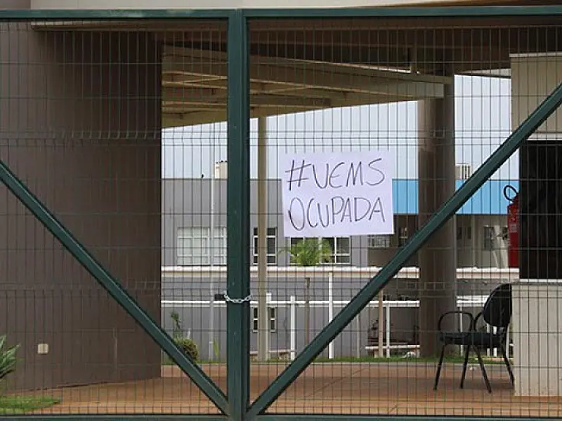Alunos ocupam unidade da UEMS em Campo Grande