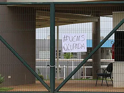 Alunos ocupam unidade da UEMS em Campo Grande