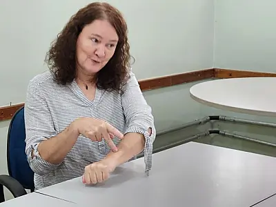 No Dia Internacional da Mulher, professora surda de MS dá aula de superação
