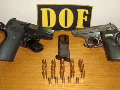 Jovem tenta incriminar colega em flagrante de armas e munições