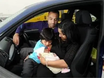 Menino de três anos ajuda a mãe no parto dentro do carro