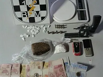 Força Tática apreende revólver, munições e drogas em residência da Capital