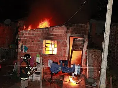 Incêndio destrói completamente casa em Coxim
