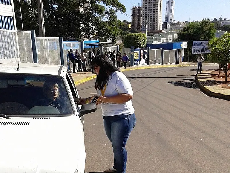 Estudantes fazem blitz educativa por trânsito mais seguro