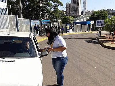 Estudantes fazem blitz educativa por trânsito mais seguro