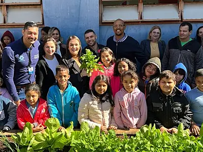 ALUNOS PARTICIPAM DA PRIMEIRA COLHEITA EM HORTAS COMUNITÁRIAS IMPLANTADAS EM ESCOLAS DA REME