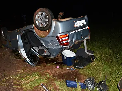 Homem tenta desviar de cão e acaba capotando carro