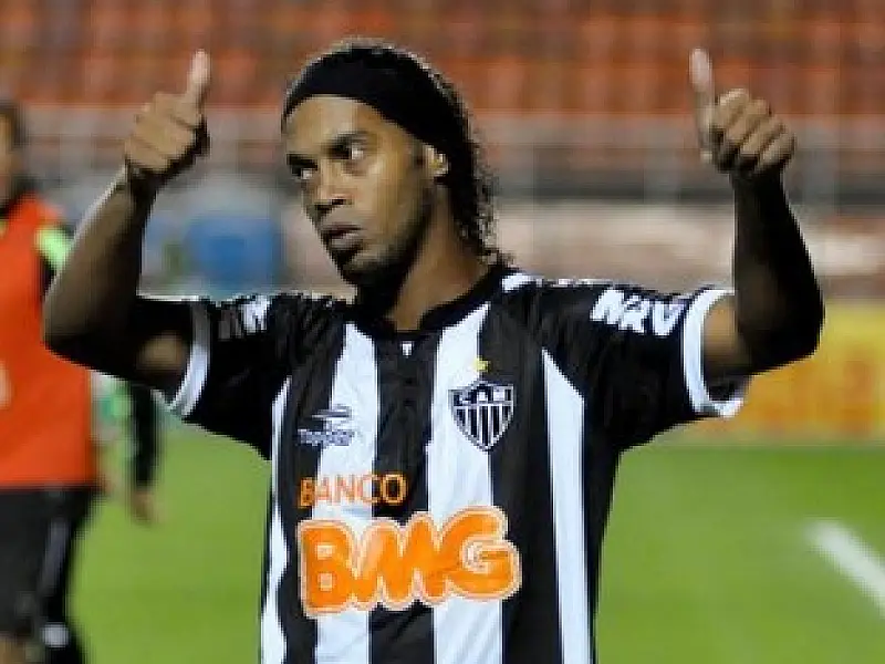 Ronaldinho assina com Atlético-MG e encerra polêmica