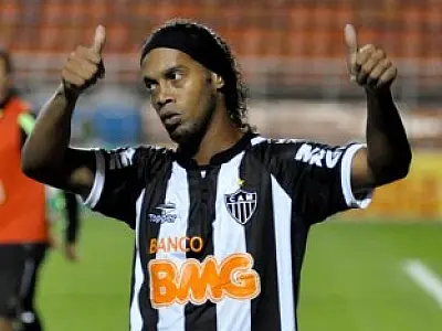 Ronaldinho assina com Atlético-MG e encerra polêmica