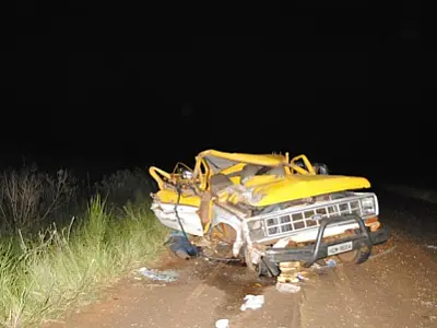 Homem morre em acidente entre caminhonete e trator