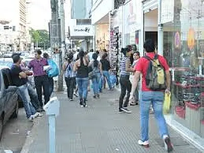 Vendas do comércio caem 0,6% em agosto, diz IBGE