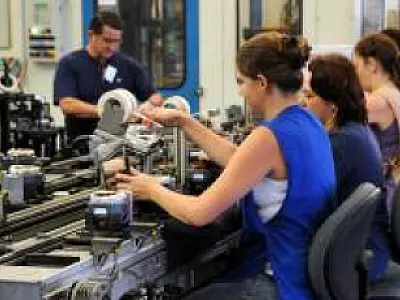 Emprego na indústria recua 0,4% em novembro e alcança 11ª queda consecutiva