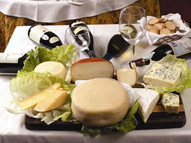 Senac oferece curso de degustação de queijos e vinhos