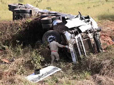 Motorista dorme ao volante e tomba carreta na BR-163