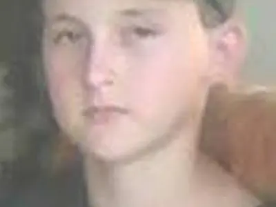 Adolescente mata menino de treze anos com oito facadas