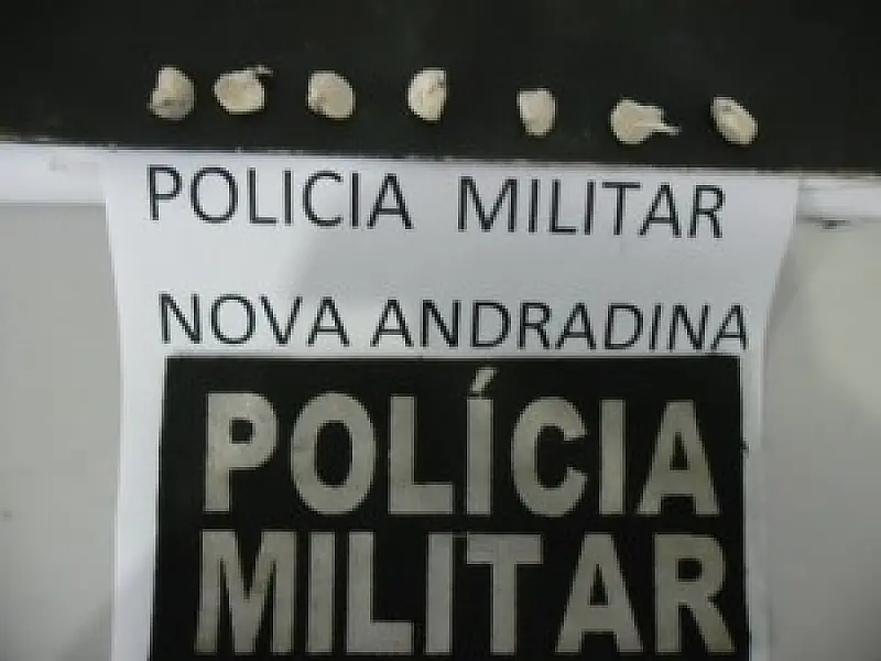 Polícia encontra droga enterrada em quadra de areia