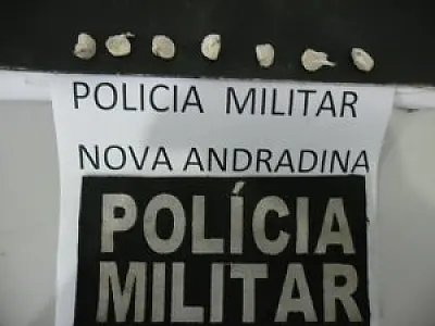 Polícia encontra droga enterrada em quadra de areia