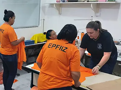 Oficina de costura em presídio ocupa e profissionaliza detentas com a produção dos próprios uniforme