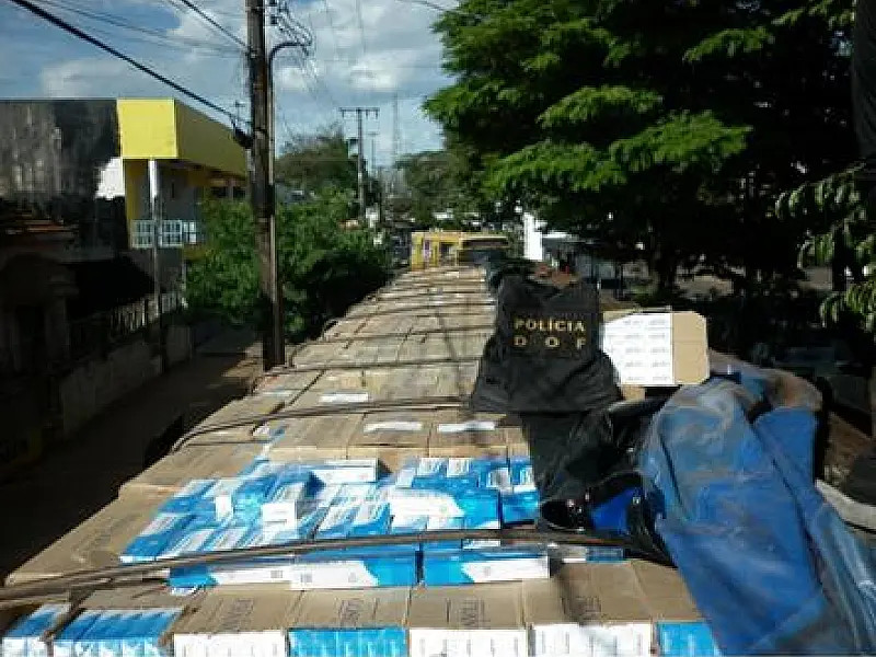 Carreta é apreendida com 43,5 mil pacotes de cigarros