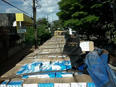 Carreta é apreendida com 43,5 mil pacotes de cigarros