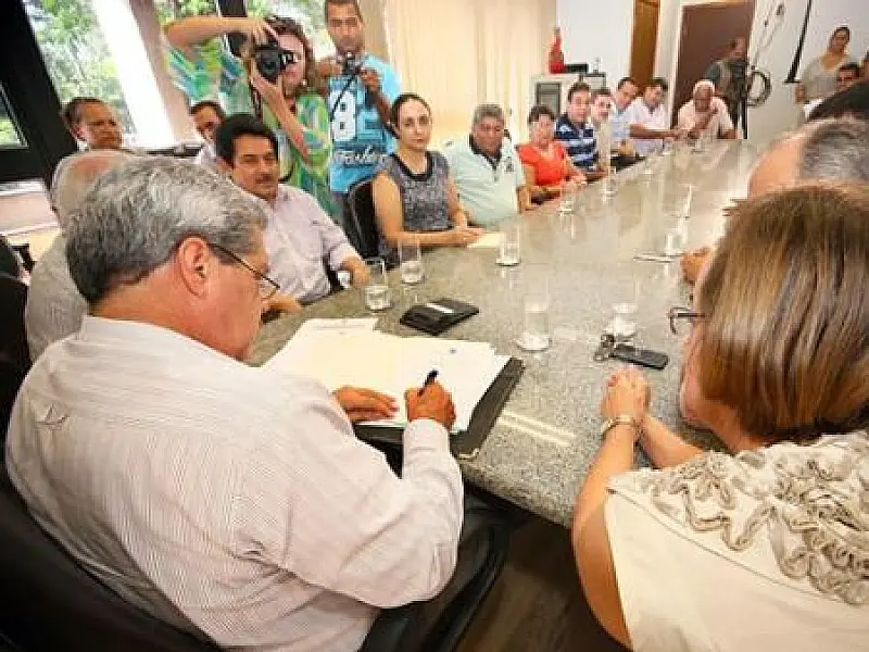 Governador assina lei e MS é o 1º Estado a cumprir piso para 20h