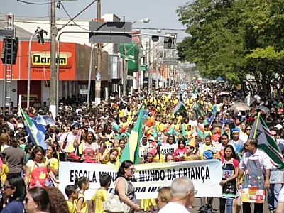 Sem sinal de protesto, cerca de 6 mil pessoas acompanharam desfile em Nova Andradina