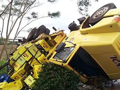 Caminhão carregado com cerveja tomba em Itaporã