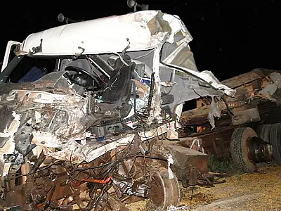 Três carretas se envolvem em acidente na BR - 163