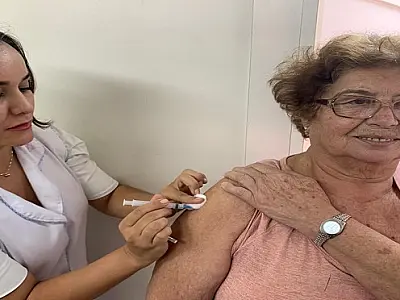 SES atinge meta e vacina 97,83% dos idosos em MS