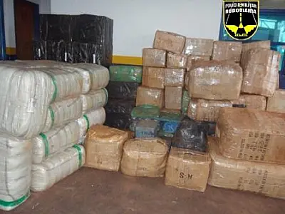 Furgão é apreendido com grande quantidade de contrabando
