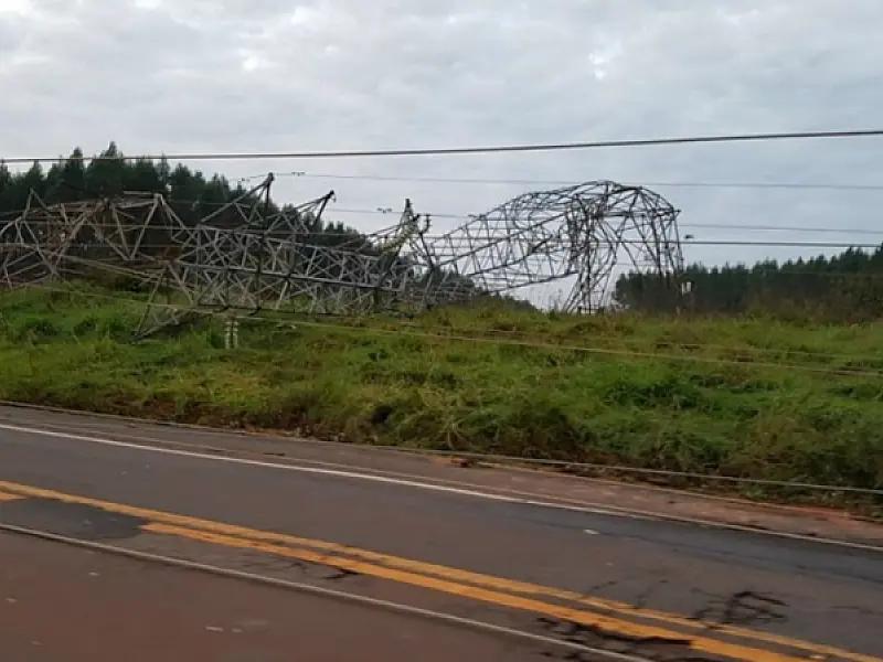 Tempestade derruba quatro torres de transmissão de energia sobre rodovia em MS