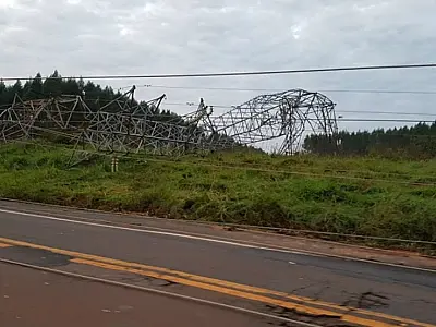 Tempestade derruba quatro torres de transmissão de energia sobre rodovia em MS