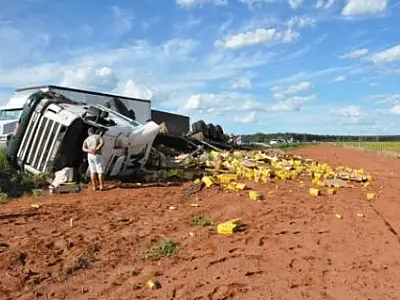 Carreta carregada com cervejas tomba em Paraíso das Águas