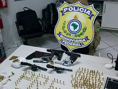 Passageiros de ônibus são presos portando armas e munições
