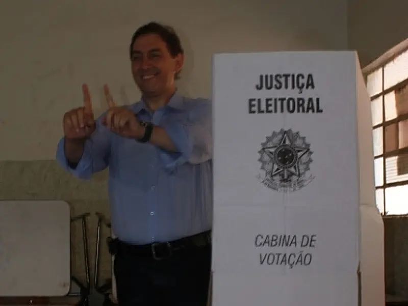 Bernal vota na companhia de seu vice, Athayde Nery e Senador Delcídio