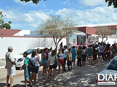 Centenas de pessoas buscam vacina contra H1N1 em Corumbá